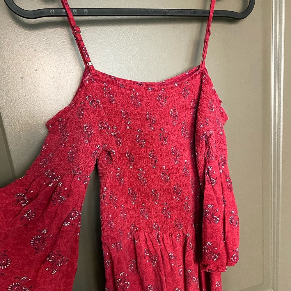 floral patterned romper w/ flowy sleeves